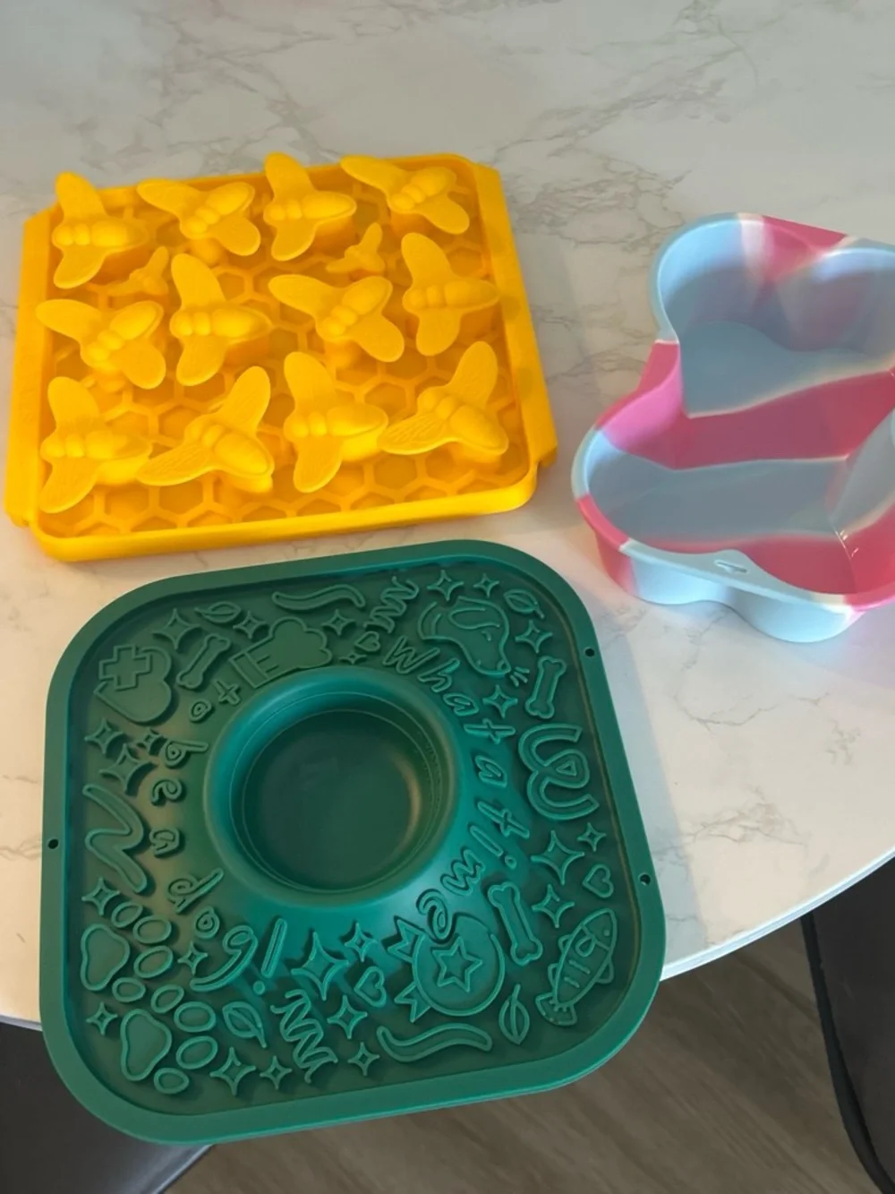 Silicone Bee sniff mat, Green lick mat and silicone dog bone pan
